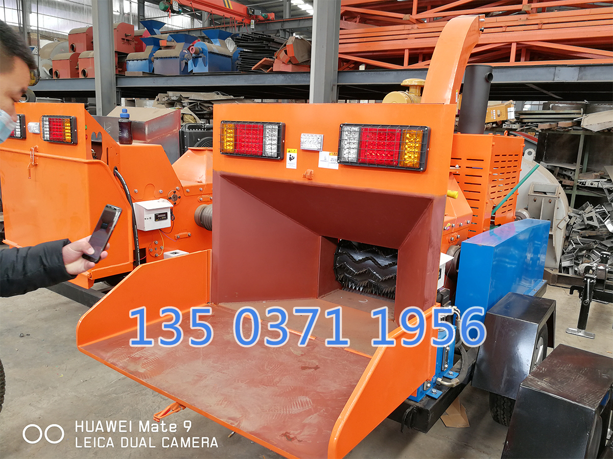 大型移動(dòng)式樹(shù)枝粉碎機(jī)