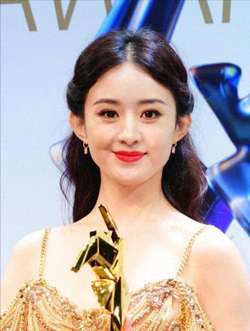 终于杀青啦！赵丽颖宴会生图美到出局，状态好到离谱根本不像熬过大夜！